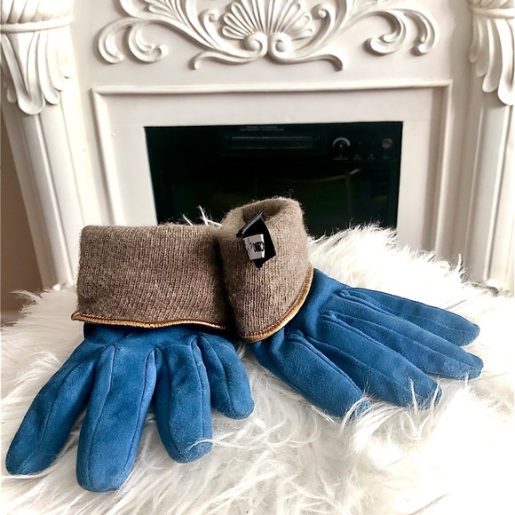 💙✨ MOSCHINO ✨💙 Leather & Cashmere Gloves w/ Metal Heart & gold fleck accents - Picture 4 of 16